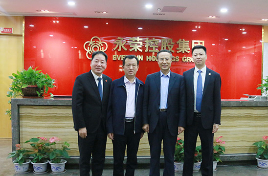 万立骏，现任第二十届中央委员，中国侨联党组书记、主席，全国人大常委会委员、华侨委员会副主任委员，中国科学院院士